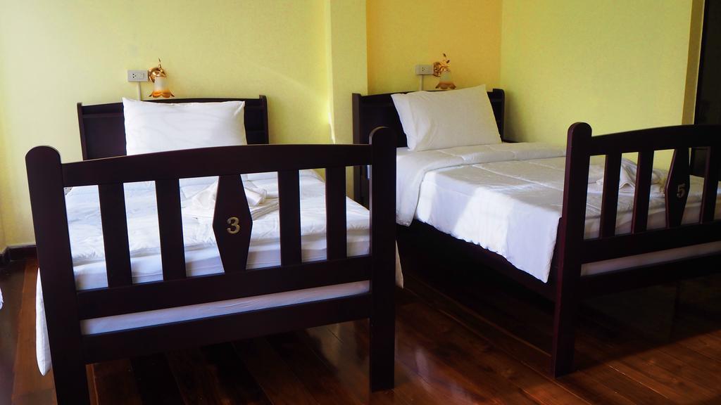 Srisomboon Hostel Trang Exterior foto