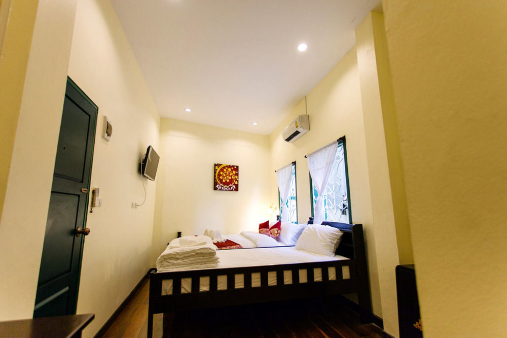 Srisomboon Hostel Trang Exterior foto